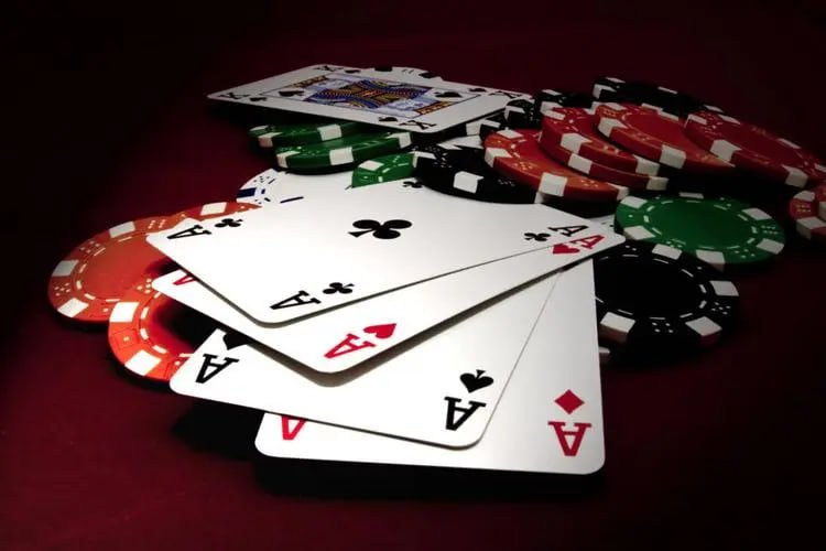 Slot Machine Reels Spin အွန်လိုင်း စလော့ ဂိမ်းကစားနေသောပုံ